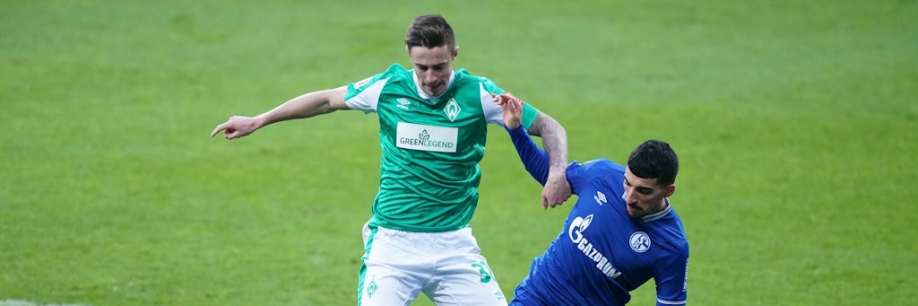 Der Schalker Nassim Boujellab (r.) und Werders Marco Friedl könnten sich in der kommenden Saison in der Zweiten Liga begegnen.