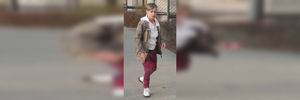 Die Berliner Polizei sucht diese Frau: Sie soll eine Schwangere rassistisch beleidigt und angegriffen haben.