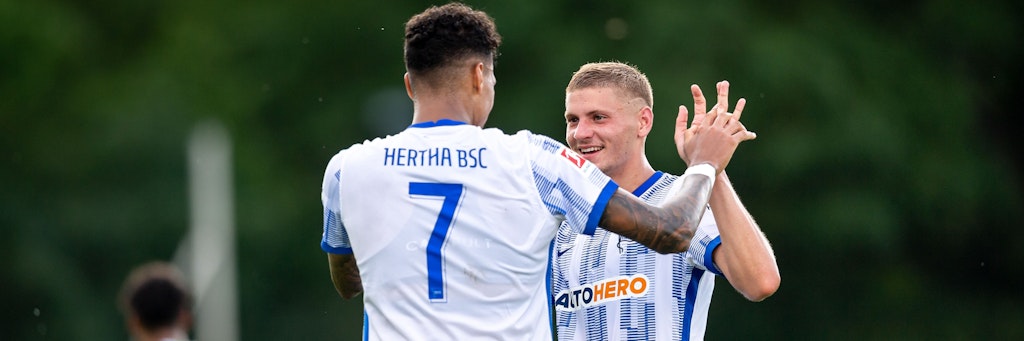 Davie Selke freut es, wenn er brillante Pässe von Marton Dardai (r.) empfängt.