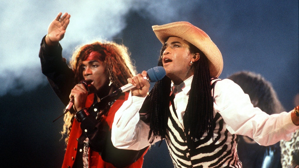 Das Pop-Duo „Milli Vanilli“ mit Rob Pilatus (r.) und Fabricio Morvan bei einem Auftritt in der Musiksendung „Peter's Popshow“ 1989