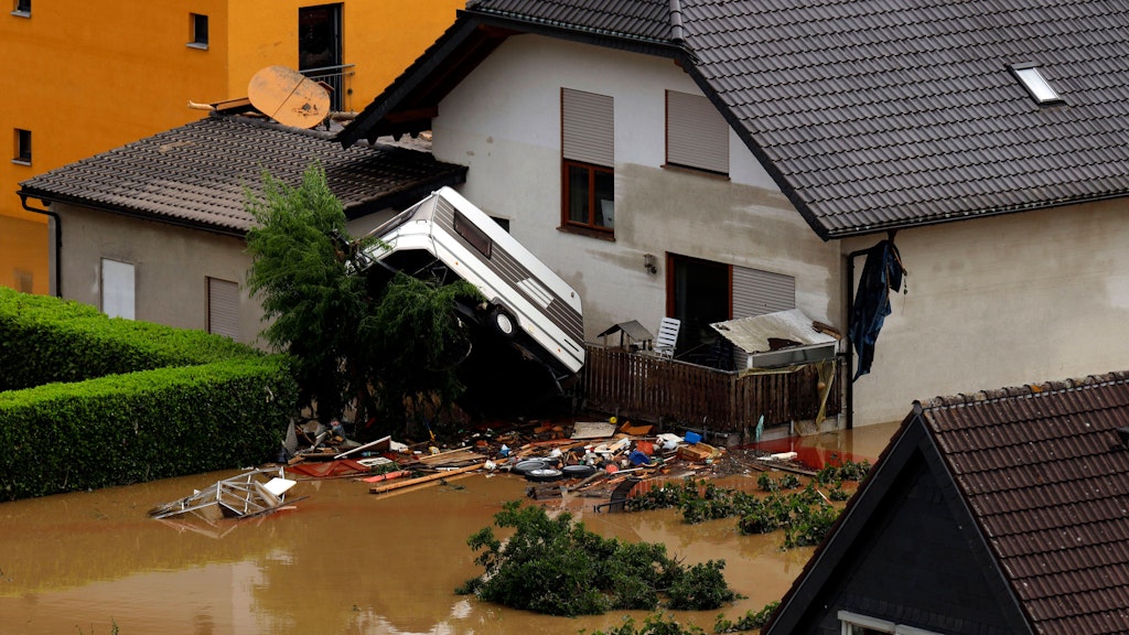 In Dernau wurde dieser Wohnwagen in einen Garte gespült.