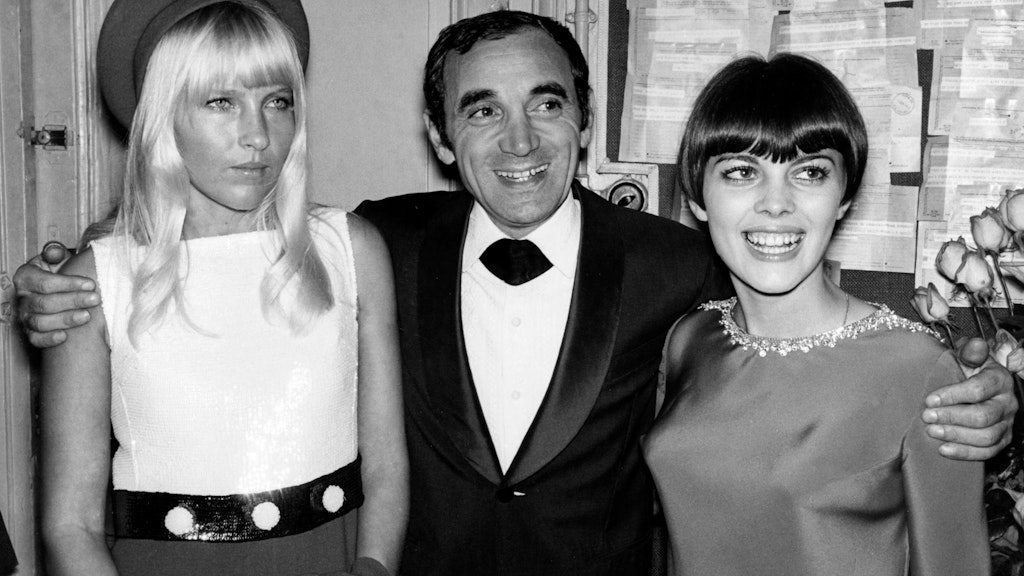 Charles Aznavour mit seiner Frau Ulla und Mireille Mathieu bei einem Auftritt 1968