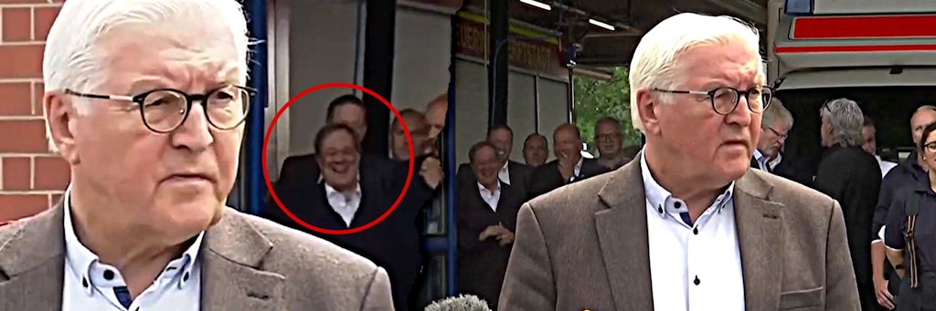 Bundespräsident Steinmeier hält eine Ansprache, im Hintergrund feixt Kanzlerkandidat Armin Laschet.