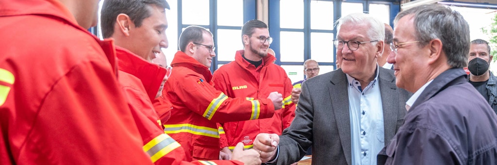 Bundespräsident Frank-Walter Steinmeier (2. v.r.) und NRW-Ministerpräsident Armin Laschet (r., CDU) dankten den Helfern für ihren Einsatz.