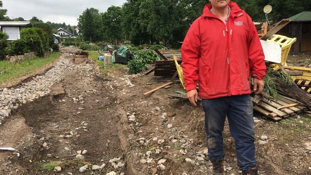 Inhaber Mario Frings auf seinem zerstörten Campingplatz in Ahrdorf