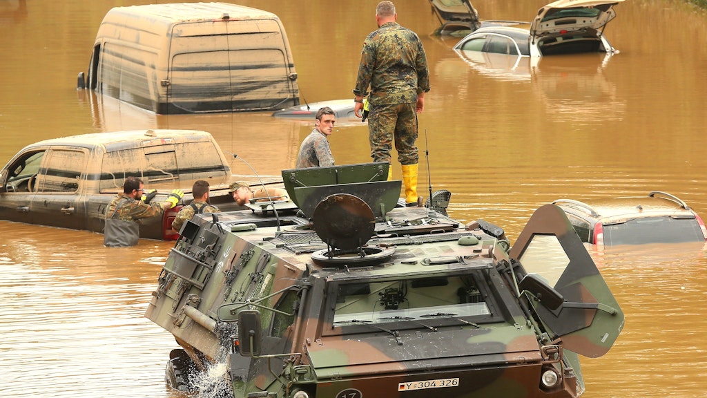 Ein Panzer der Bundeswehr beim Bergen von Fahrzeugen auf der B265 bei Erftstadt