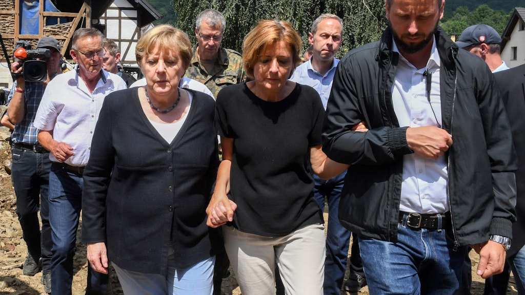Ein Foto mit großer Symbolkraft: Angela Merkel (l.) und Malu Dreyer (SPD)