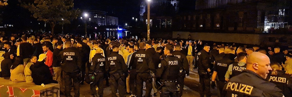 Ein Großaufgebot der Berliner Polizei räumt den James-Simon-Park in Berlin-Mitte (Archivbild). In der Grünanlage finden regelmäßig illegale Partys statt.