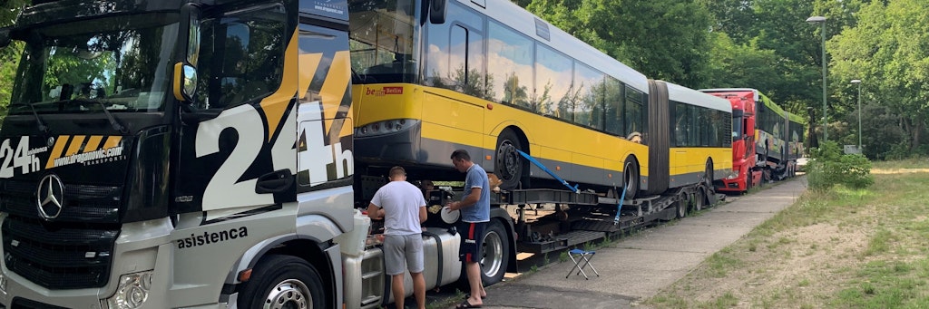 Slowenische Lastwagen mit bosnischen Fahrern, die Berliner Busse nach Albanien bringen ...