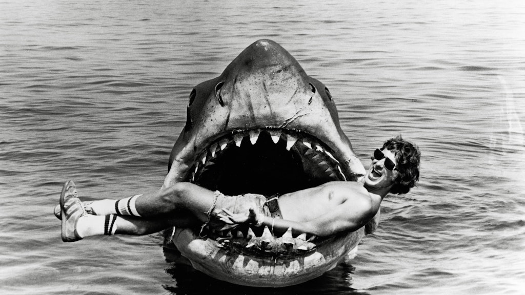 Regisseur Steven Spielberg liegt in der Weißer-Hai-Attrappe beim Dreh von „Der weiße Hai“ 1975.