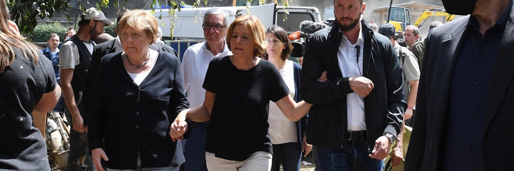 Kanzlerin Angela Merkel (l.) mit der rheinland-pfälzischen Ministerpräsidentin Malu Dreyer (SPD) beim Besuch in Schuld