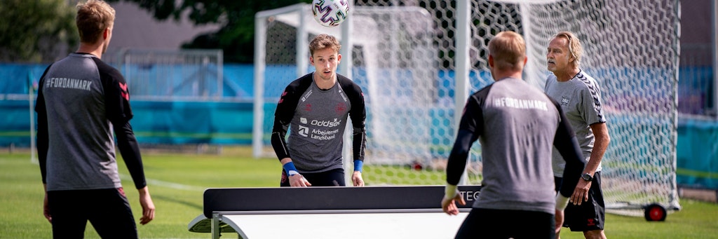 Frederik Rönnow (2.v.l.) trainiert bei der EM mit seinen dänischen Torwart-Kollegen Jonas Lössl und Kasper Schmeichel (r.).