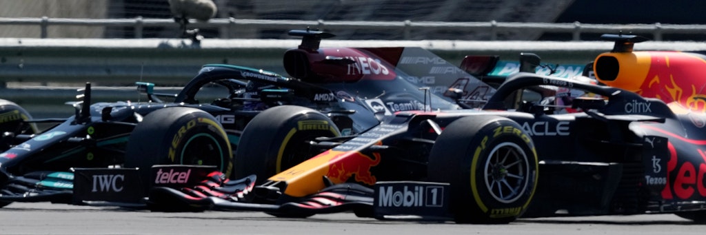 Gleich knallt's: Lewis Hamilton (l.) und Max Verstappen Rad an Rad unmittelbar nach dem Start des Großbritannien-GP.