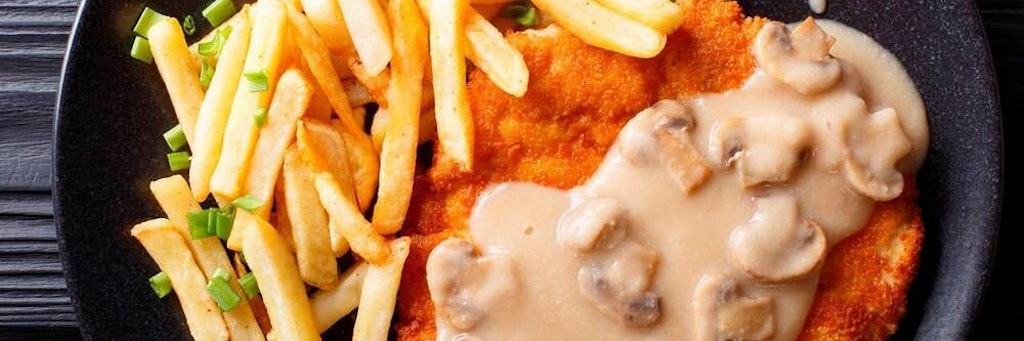 Jägerschnitzel mit köstlicher Pilzrahmsoße ist leichter zubereitet als man denkt.