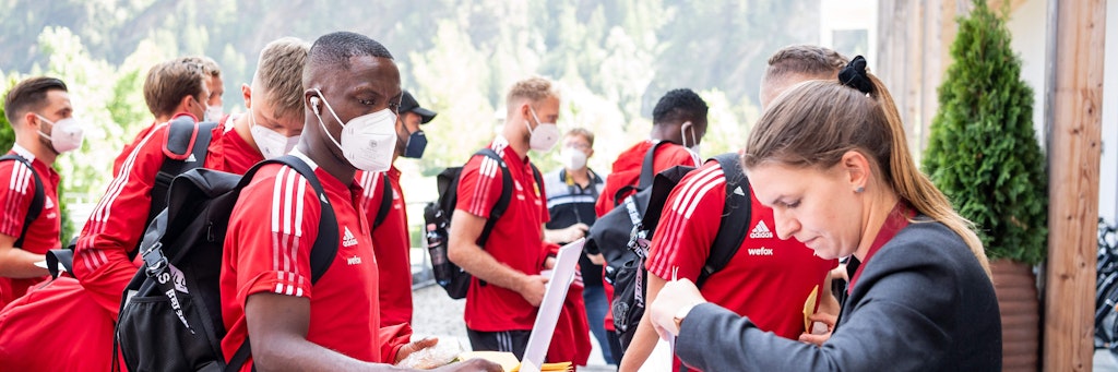 Anthony Ujah und Kollegen checken im Hotel Aqua Dome ein.