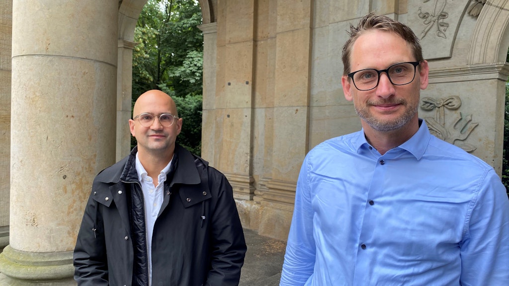Sie fordern Bürgerbeteiligung – und zwar so früh wie möglich: Florian Geddert (l.) und Hendrik Blaukat von der IG Leipziger Straße an den Spittelkolonnaden.