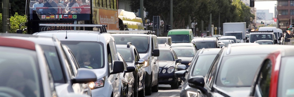 Die heutige Leipziger Straße entstand, als auch in der DDR eine autogerechte Stadt geplant wurde. Heute ist sie eine breite, laute Verkehrsschneise – immer voll. 