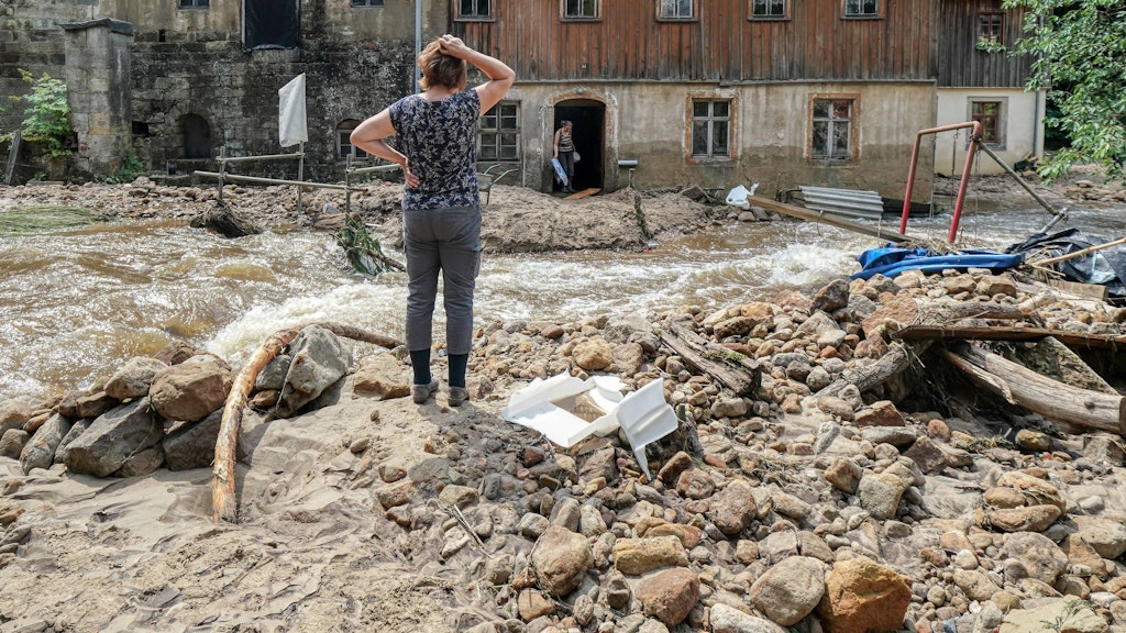 Flutschäden in der Sächsischen Schweiz: Das Bild zeigt das Ausmaß der Zerstörung durch Überflutungen, nachdem der Pegel des Krippenbachs im Ort Krippen massiv anschwoll und alles mit sich riss.