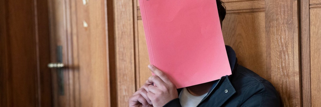 Leonardo D. (27) im Gerichtssaal: Er soll 242 Tablet geklaut haben.