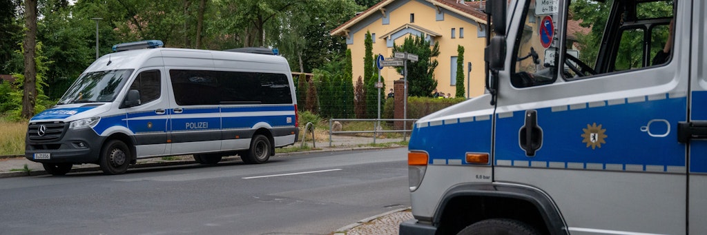Der Mann, der eine Frau mit Kinderwagen vergewaltigen wollte, wurde von der Polizei festgenommen (Symbolbild).