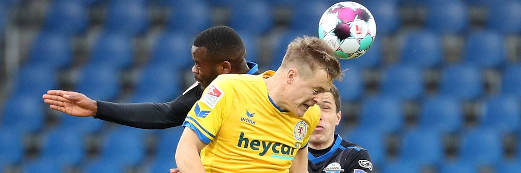 Augen zu und durch: Felix Kroos – hier im Dress der Braunschweiger Eintracht – hängt seine Töppen an den Nagel. 