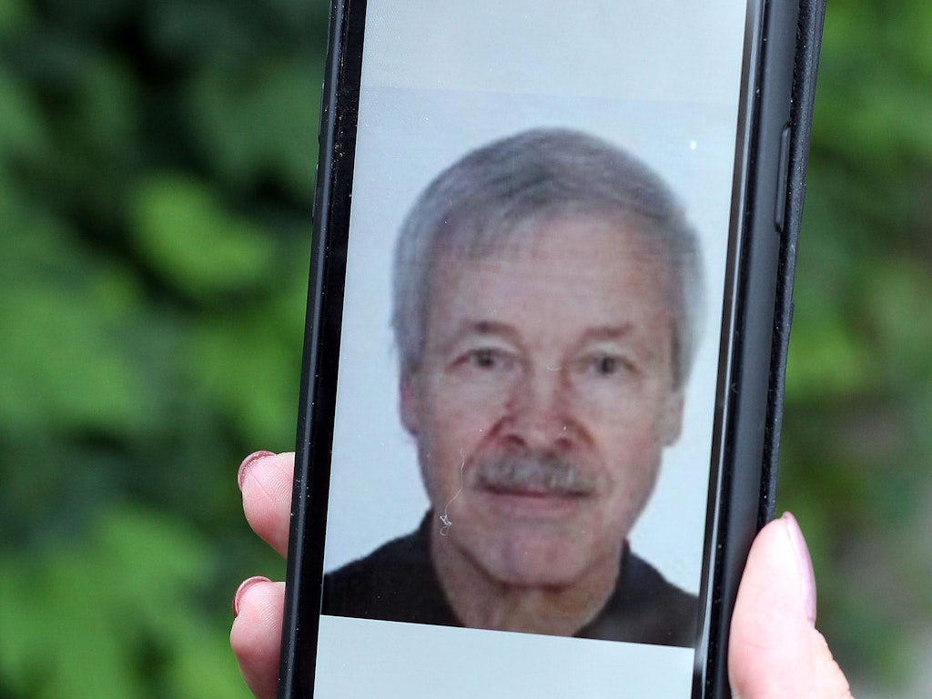 Renate Schultz zeigt ein Fotos ihres Vater, das sie noch auf ihrem Smartphone gespeichert hat.