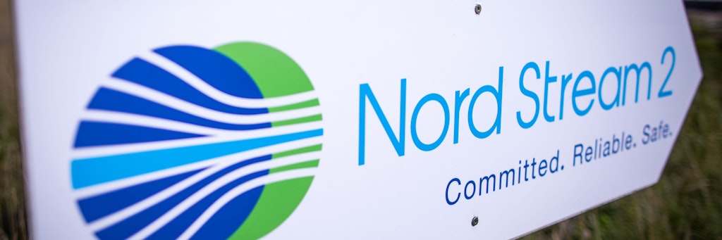Ein Wegweiser steht in Lubmin in Mecklenburg-Vorpommern vor der Erdgasempfangsstation der Ostseepipeline Nord Stream 2. 