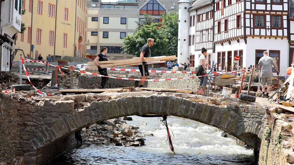 Die durch die Flutwelle stark zerstörte Altstadt von Bad Münstereifel eine Woche nach der schweren Flutkatastrophe