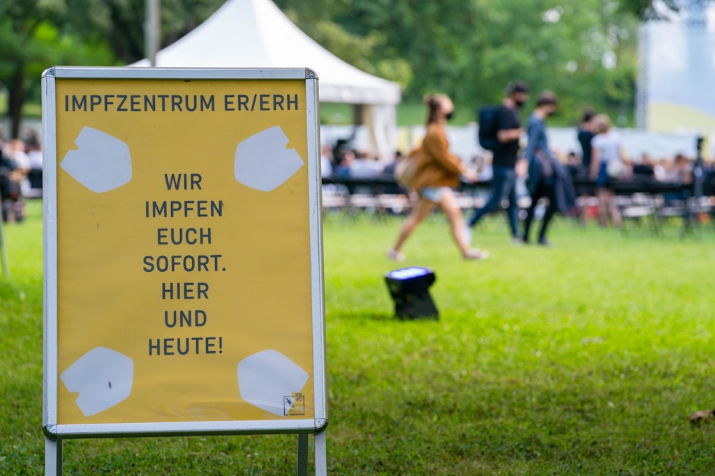 Impf-Teams sollen - wie hier in Erlangen - zu den Menschen kommen - bald auch in die Schulen? 