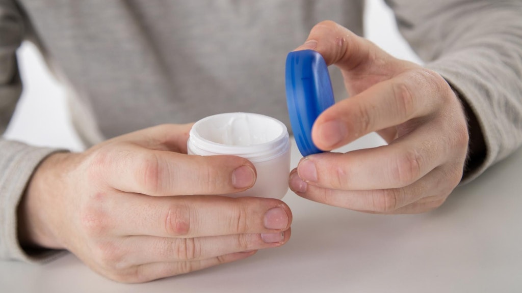 Pflegecreme kann bei Akne helfen – fetten darf sie allerdings nicht.