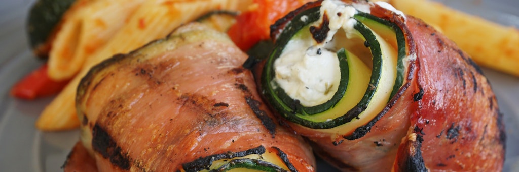 Klein, aber oho: Die Röllchen werden aus drei Zutaten - Zucchinischeiben, Serranoschinken und Ziegenfrischkäse - gewickelt und mit einem Zahnstocher fixiert. Nur noch goldbraun grillen - fertig.