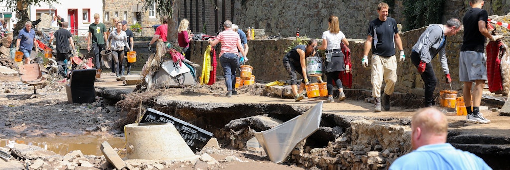 Aufräumarbeiten im Hochwasser-Gebiet