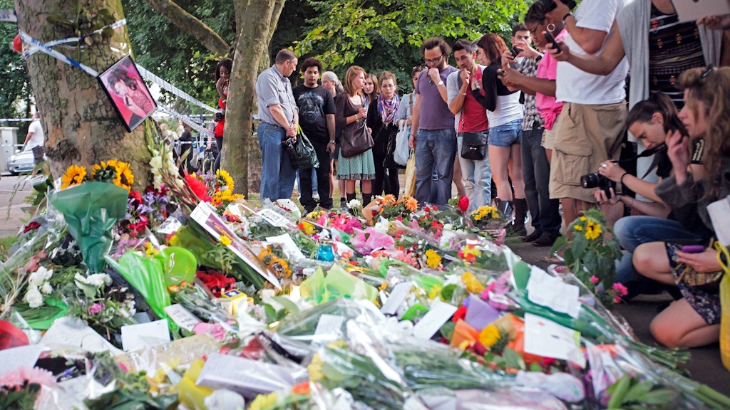 Fans trauern einen Tag nach ihrem Tod vor dem Londoner Wohnhaus der britischen Soul-Sängerin Amy Jade Winehouse.