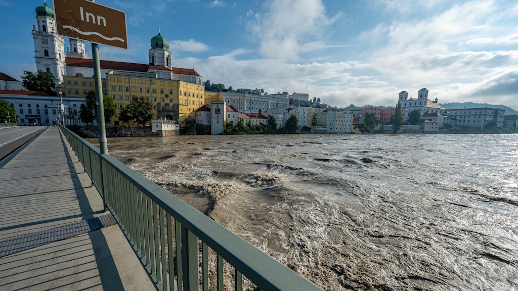 Die Inn in Passau führt Hochwasser: Die Fluten haben auch touristisch attraktive Regionen erreicht.
