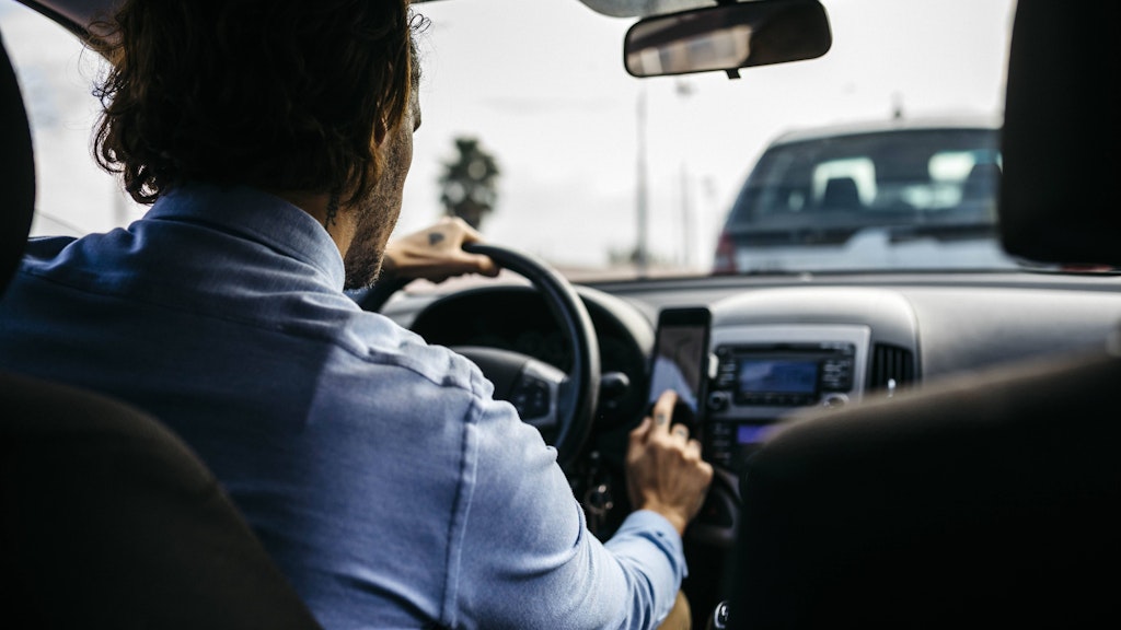 Die Nutzung des Handys ist während der Fahrt verboten – auch wenn das Aauto steht. 