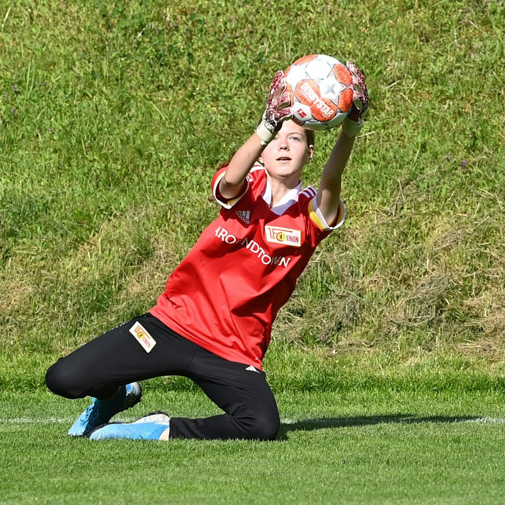  Michelle Gerhardt hechtet sehr professionell den Bällen nach.