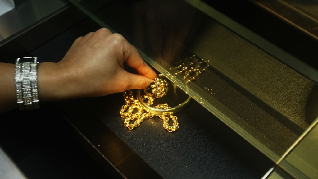 Häufig wird wertvoller Schmuck ins Pfandleihhaus gebracht. Beliehen werden aber eine Vielzahl an Gegenständen, die von Wert sein.
