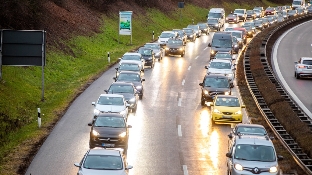 Bei einem Stau müssen die Fahrer sofort eine Rettungsgasse bilden. 