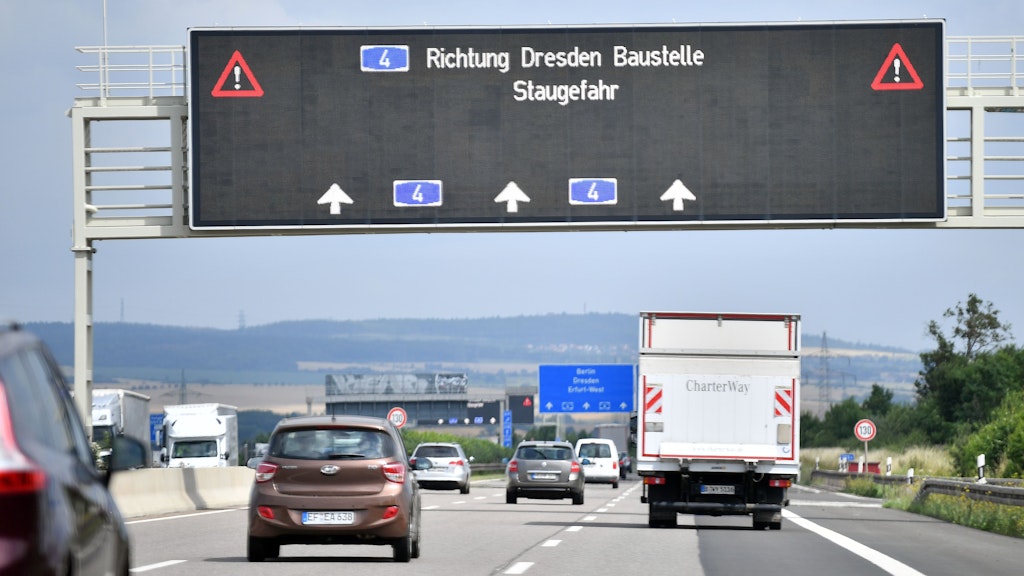 Ist das dauerhafte Fahren auf der Mittelspur erlaubt? 