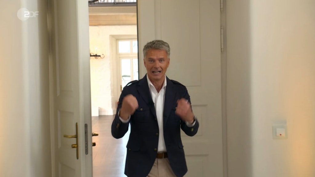 Jörg Pilawa freut sich, bei „Bares für Rares" so viel Geld für seinen alten Schatz bekommen zu haben und will das Geld spenden.