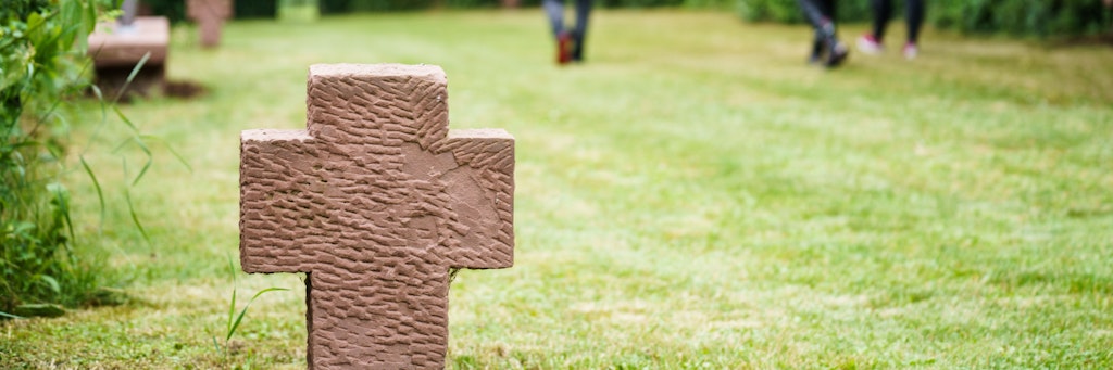 Ein Grabstein steht auf einem Friedhof (Symbolfoto)