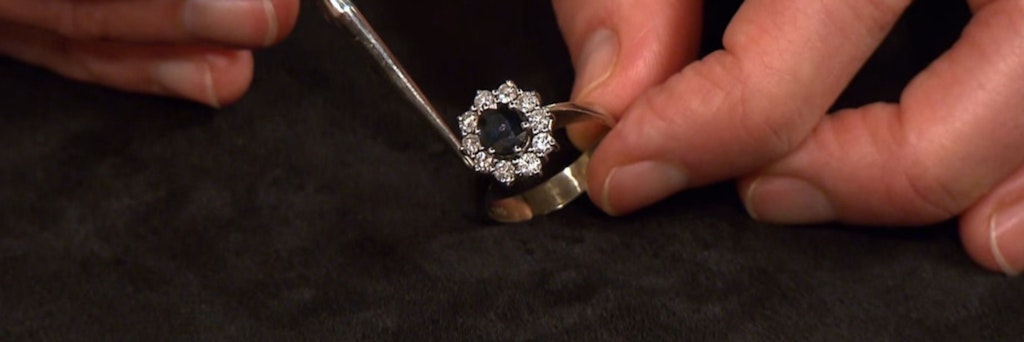 Bei „Bares für Rares“ steht dieser Ring zum Verkauf, der sehr an den Verlobungsring von Lady Diana erinnert.