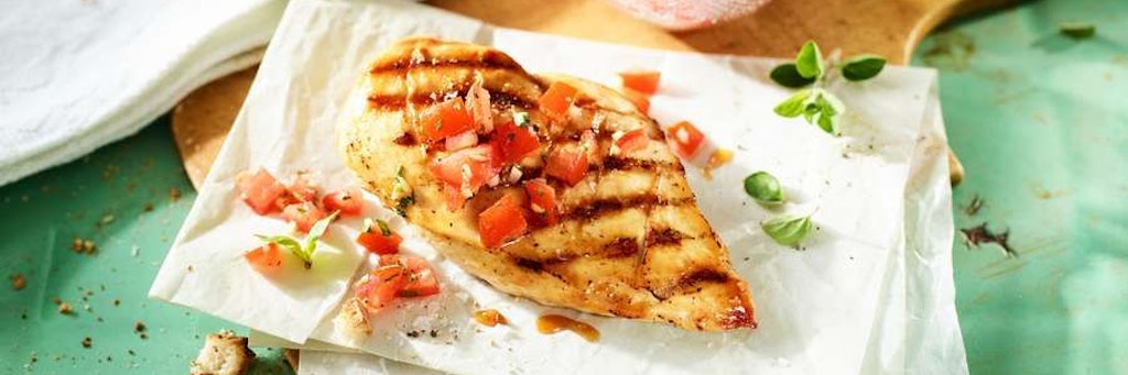 Leichter Grillgenuss für heiße Tage: Hähnchenbrust à la Bruschetta.