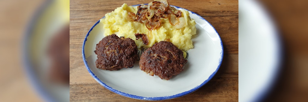 Zu Bouletten mit karamellisierten Zwiebeln serviert man am besten einen selbstgemachten Kartoffelbrei.