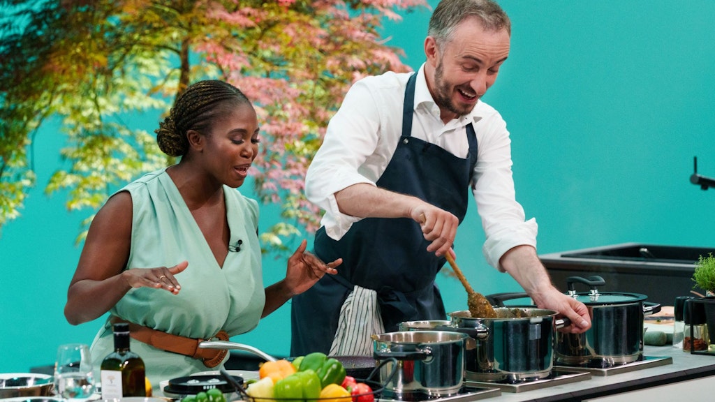 Tänzerin Motsi Mabuse steht mit Jan Böhmermann am Herd in dessen ZDFneo-Sendung „Böhmi brutzelt“.