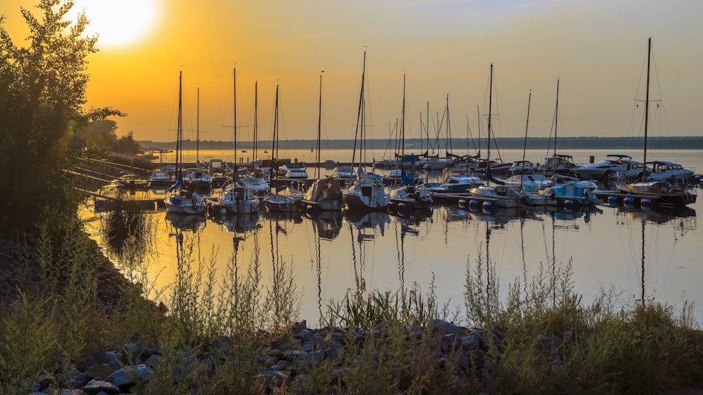 Der Geierswalder See gehört zum Lausitzer Seenland. Das wird Europas größte künstliche Seenlandschaft.