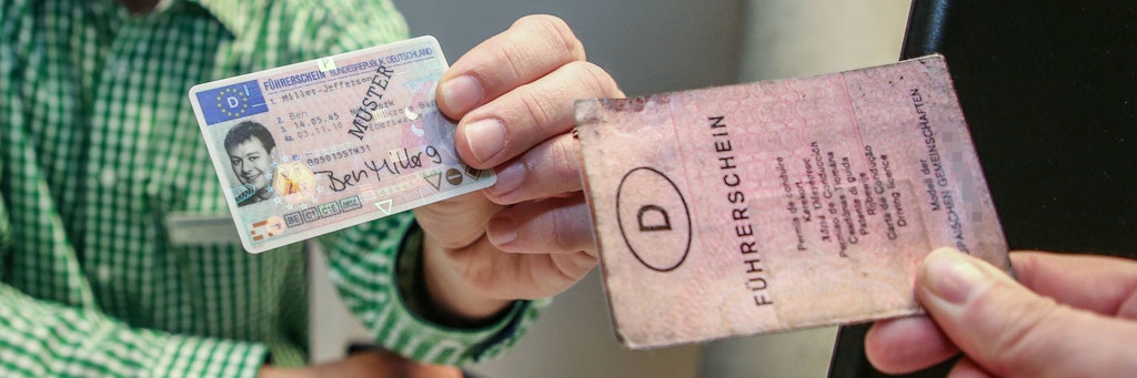 Der alte Führerschein ist bald nicht mehr gültig: Bis 2033 muss in Deutschland jeder Führerschein eingetaucht werden, Missachtung kann zu einer Straftat führen.