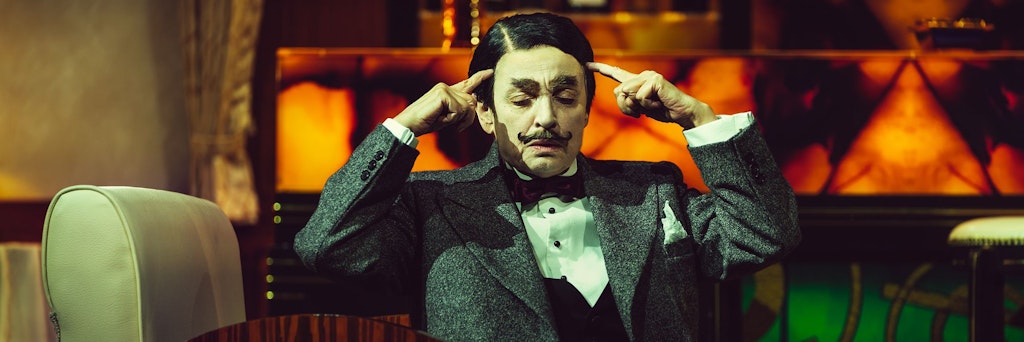 Immer hübsch die grauen Zellen kneten. Katharina Thalbach als Meisterdetektiv Hercule Poirot.