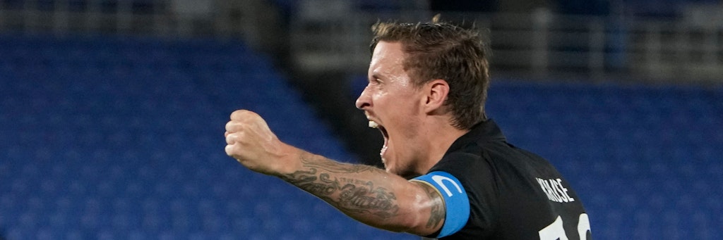 Max Kruse jubelt in Japan über den Siegtreffer seines Teams. Wenig später fragte er via TV-Kameras seine in Berlin gebliebene Freundin Dilara, ob sie ihn heiraten möchte. 