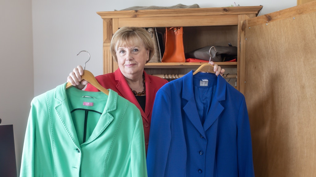 Ursula Wanecki zeigt Teile ihrer Kanzlerinnen-Double-Ausrüstung – die obligatorischen Blazer.